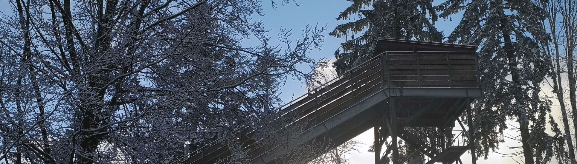 Sprungschanze Rastbüchl, Anlaufturm im Winter