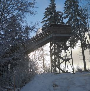 Sprungschanze Rastbüchl, Anlaufturm im Winter